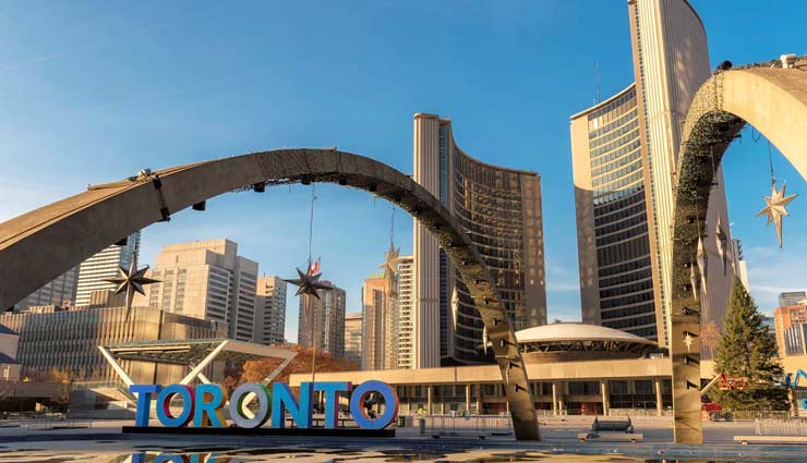 toronto,places to visit in toronto,cn tower,museum of illusions,ripleys aquarium of canada,hockey hall of fame,distillery district