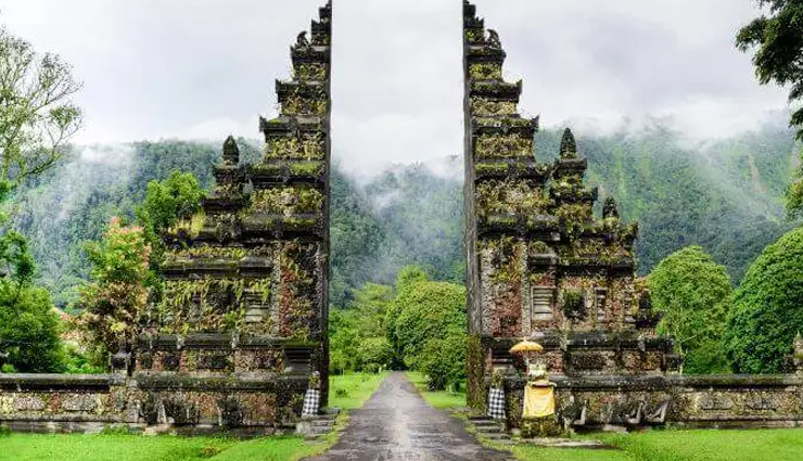 प्रकृति प्रेमियों के लिए बहुत ही आकर्षक स्थल है इंडोनेशिया, जाएं तो जरूर घूमें यहां  