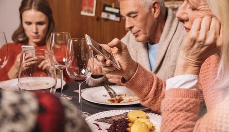 toxic family members signs,dealing with toxic family members,coping with toxic relatives,setting boundaries with family,emotional abuse in family,toxic family dynamics,family conflict resolution,handling toxic family relationships,detoxifying family relationships,family toxicity signs