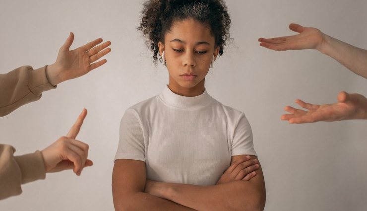 toxic family members signs,dealing with toxic family members,coping with toxic relatives,setting boundaries with family,emotional abuse in family,toxic family dynamics,family conflict resolution,handling toxic family relationships,detoxifying family relationships,family toxicity signs