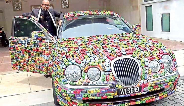 मलेशिया : कारोबारी ने अपनी जगुआर पर लगाईं 4600 टॉय कारें, तस्वीरें वायरल