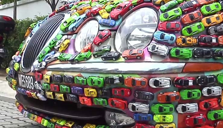 मलेशिया : कारोबारी ने अपनी जगुआर पर लगाईं 4600 टॉय कारें, तस्वीरें वायरल malaysian businessman,jaguar,decorate jaguar with toy car,weird story,weird news,omg,jaguar car