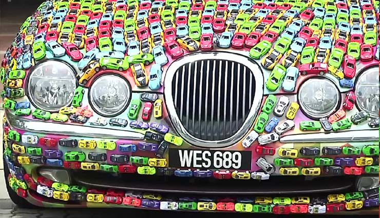 मलेशिया : कारोबारी ने अपनी जगुआर पर लगाईं 4600 टॉय कारें, तस्वीरें वायरल malaysian businessman,jaguar,decorate jaguar with toy car,weird story,weird news,omg,jaguar car