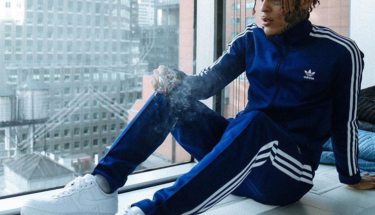 ways to pair your sneakers with anything,pairing sneakers with outfits,sneakers fashion trends,fashion tips,fashion trends,pairing shoes with outfits,pairing sneakers with dresses