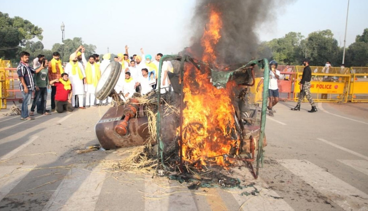 कृषि बिल के विरोध में किसानों का हल्लाबोल, कर्नाटक में राज्य बंद, दिल्ली में कांग्रेसियों ने ट्रैक्टर में लगाई आग
