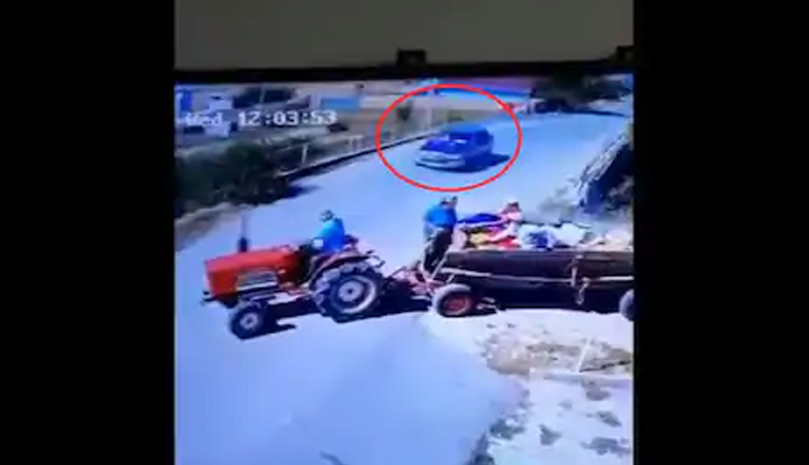 कार ट्रैक्टर की ऐसी टक्कर शायद ही कभी आपने देखी होगी, वीडियो वायरल