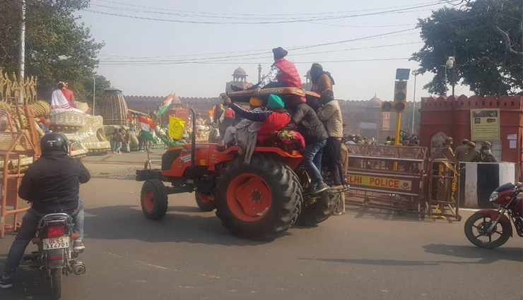 ITO पर एक शख्स की मौत, उपद्रवी किसानों ने तोड़ा लालकिला के लाहौरी गेट पर लगा दरवाजा