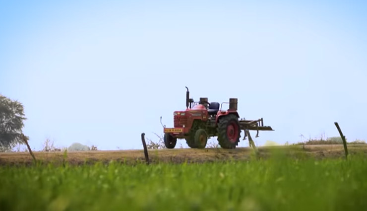 ड्राइवर की जरूरत नहीं हैं इस ट्रैक्टर को, खुद करता है खेतों में हंकाई-जुताई, देखे वीडियो