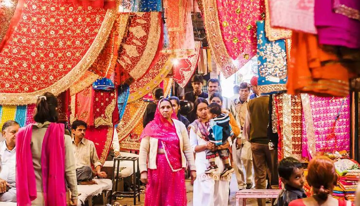 10 Traditional Markets To Explore in India