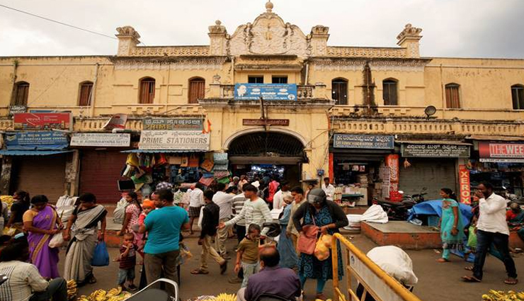 traditional markets in india,india,markets in india,chandni chowk,delhi,devaraja market,mysore,new market,kolkata,floating vegetable market,srinagar,laad bazaar,hyderabad,ima keithel,imphal