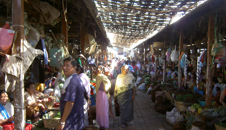 traditional markets in india,india,markets in india,chandni chowk,delhi,devaraja market,mysore,new market,kolkata,floating vegetable market,srinagar,laad bazaar,hyderabad,ima keithel,imphal