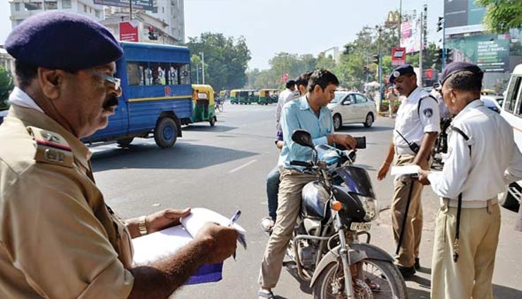 dog,wearing helmet,bike,ride,photo,viral,delhi traffic police,weird photo,viral photo