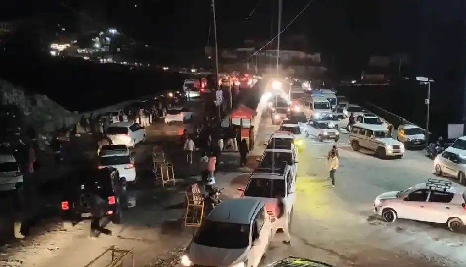 hill station traffic jam,manali traffic jam,nainital traffic update,north india heatwave travel rush,tourist rush in himachal,uttarakhand traffic congestion,solang valley jam,atal tunnel traffic,weekend tourist rush india,mountain road traffic problem