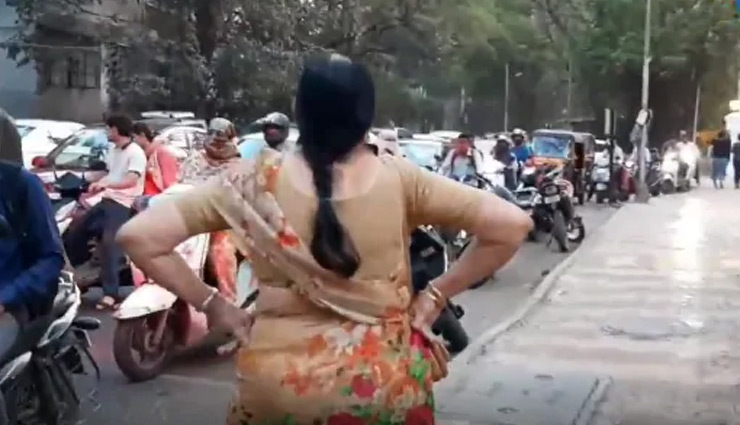71 साल की यह महिला बनी 'ट्रैफिक आंटी', फुटपाथ पर खड़ी होकर करती है ये काम, वीडियो