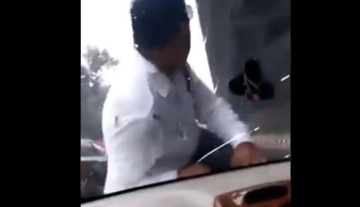 ट्रैफिक कॉन्स्टेबल को  बोनट पर लटकाकर 2 KM तक ड्राईवर ने दौड़ाई कार, VIDEO वायरल