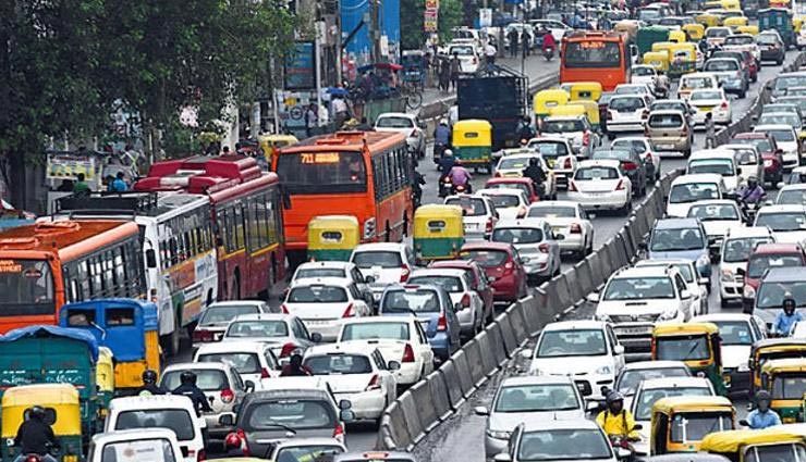 सड़क पर गाड़ी चलाने के नियमों में हुए बदलाव, जान लीजिए रहेंगे फायदे में