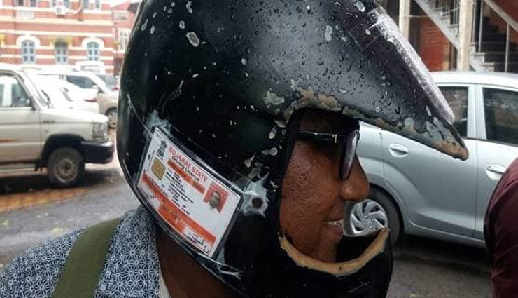 चालान से बचने के लिए इस व्यक्ति ने निकाला अनोखा तरीका, पुलिस भी देखकर खुश