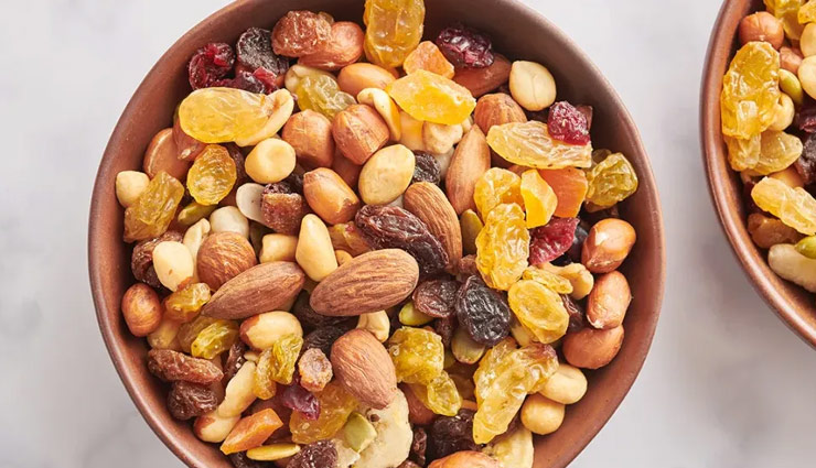 healthy road trip snacks,best snacks for road trips,nutritious snacks for traveling,cheese and apple slices,roasted chickpeas,shelled pistachios,granola bars,makhana snacks,homemade trail mix,sprout salad,energy balls,pumpkin seeds,hard-boiled eggs