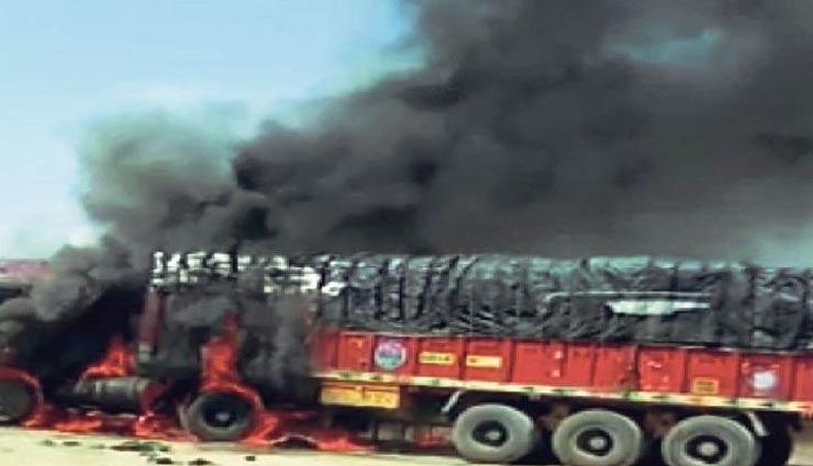 राजस्थान : ट्रेलर में बैटरी बदलते समय हुआ विस्फोट, करीब 1 घंटे तक जलती रही आग, चार लाेग झुलसे