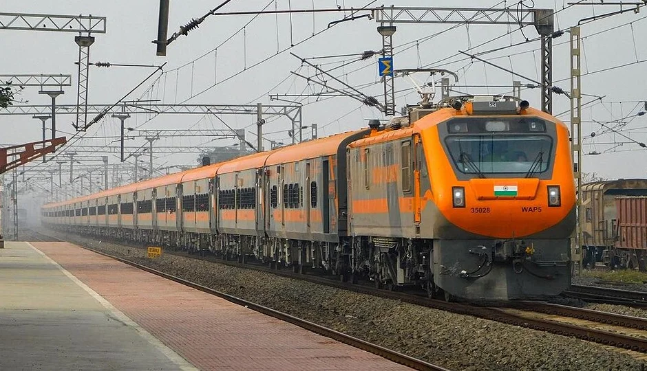 यात्रीगण सावधान: कोहरे के कारण ट्रेनें लेट, दरभंगा हमसफर और अन्य गाड़ियों के शेड्यूल में बदलाव