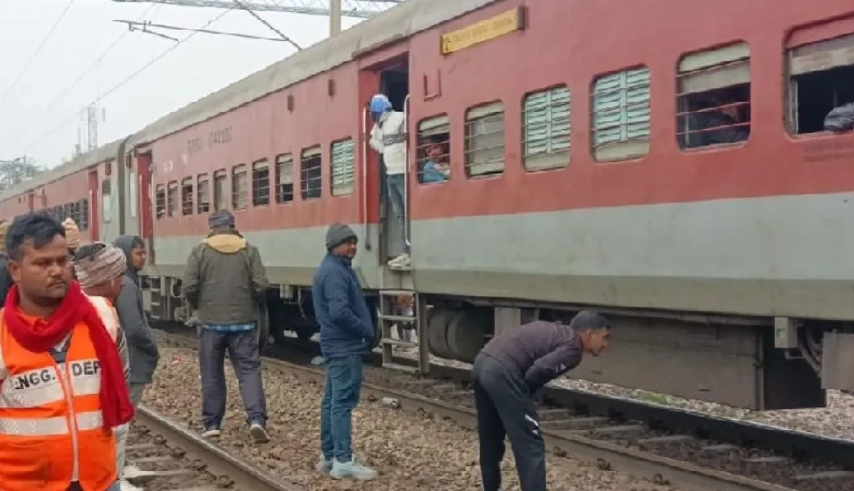 पहियों से चिंगारी और धुआं निकलने पर 10 मिनट थमी आनंद विहार टर्मिनल एक्सप्रेस, यात्रियों में हड़कंप