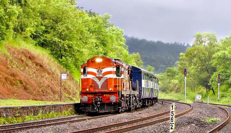 बंगाल में सामने आया एक और मॉब लिंचिंग का मामला, 'जय श्रीराम' नहीं बोलने पर मदरसा शिक्षक को चलती ट्रेन से दिया धक्का