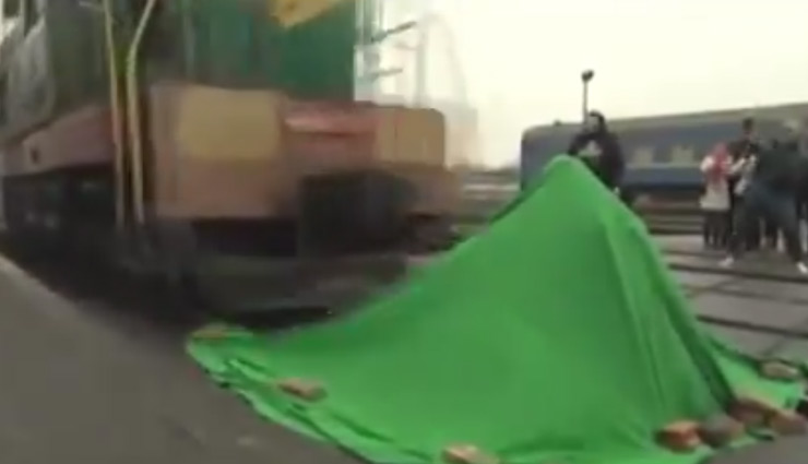 कुर्सी पर बैठे व्यक्ति के ऊपर से निकली ट्रेन, फिर भी रहा जिंदा, वीडियो वायरल