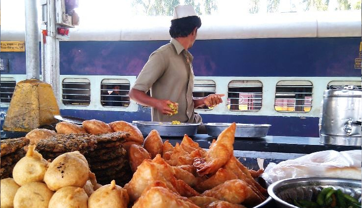 ट्रेन के सफ़र का मजा बढ़ाता हैं इन स्टेशन का खाना, रेस्टोरेंट से भी कई ज्यादा स्वादिष्ट 