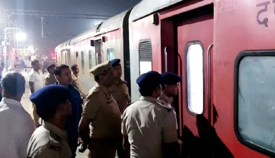 रांची–आनंद विहार पूजा स्पेशल में बम की अफवाह से हड़कंप, अलीगढ़ स्टेशन पर रुकी ट्रेन — जांच में कुछ नहीं मिला