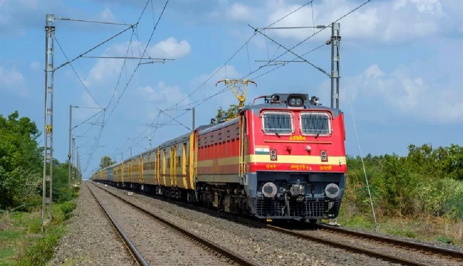 आज से ट्रेन यात्रा पड़ेगी भारी, रेल मंत्रालय ने नई टिकट दरों की अधिसूचना जारी की; जानें कितना बढ़ा किराया