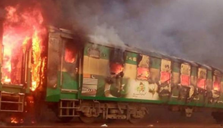 पाकिस्तान: कराची-रावलपिंडी तेजगाम  एक्सप्रेस में धमाका, अब तक 73 यात्रियों की मौत, 3 बोगियां खाक