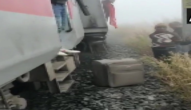घने कोहरे की वजह से मालगाड़ी से जा टकराई लोकमान्य एक्सप्रेस, 40 घायल, 7 की हालत गंभीर