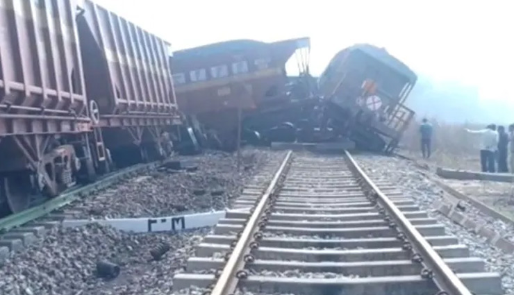 मध्य प्रदेश : सिंगरौली में NTPC की 2 मालगाड़ियां आपस में टकराई, 4 लोगों के दबे होने की आशंका
