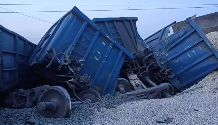 उत्तरप्रदेश : बेपटरी हुई मालगाड़ी, 40 से अधिक बोगियां उतरी, पशु चरा रहे चार बच्चे दबे , एक की मौत