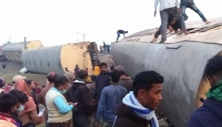 bkn ghy express 15633,bikaner express derailed in mainaguri,bikaner express derailed near jalpaiguri,west bengal,train accident ,ट्रेन पटरी से उतरी