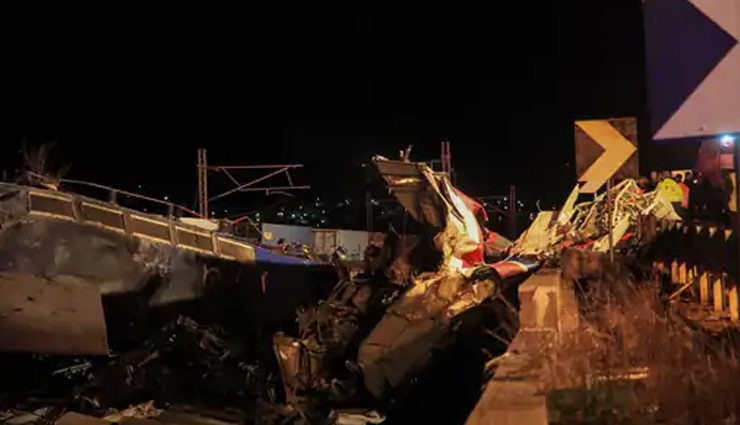 News 2 trains collided in greece 16 died 204200 ग्रीस : पैसेंजर ट्रेन से टकराई  मालगाड़ी, 26 की मौत, 350 लोग थे सवार - lifeberrys.com हिंदी