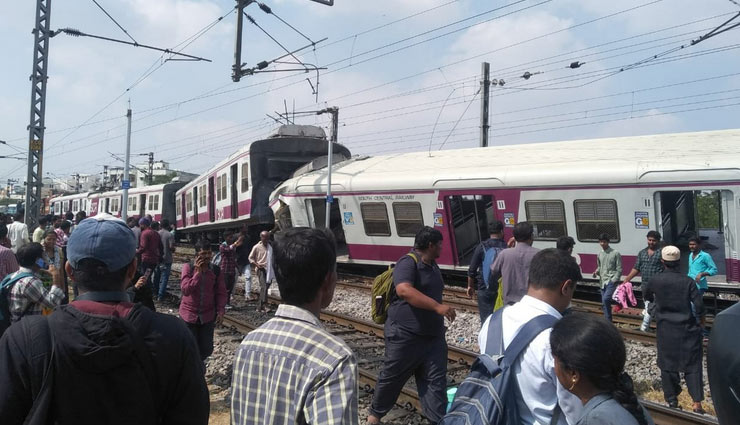  हैदराबाद : आमने-सामने की टक्कर से हवा में उछल गईं ट्रेनें की बोगियां, सीसीटीवी में कैद हुआ पूरा हादसा 