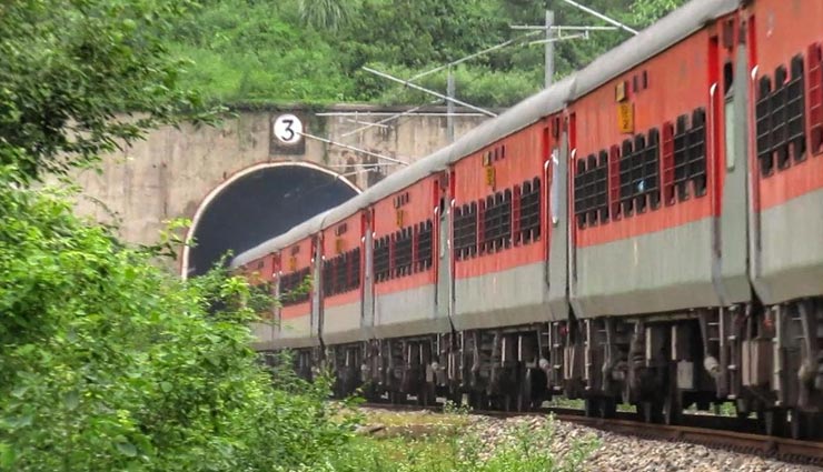 आखिर क्यों ट्रेन की बोगियों में एक खिड़की होती है सबसे अलग, कारण हैरान करने वाला 