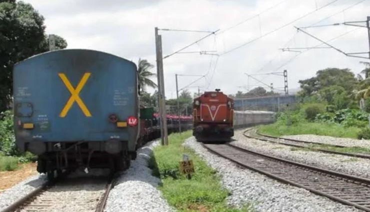 ट्रेन के आखिरी डिब्बे पर आखिर क्यों बना होता हैं क्रॉस का निशान, जानें इसका रहस्य