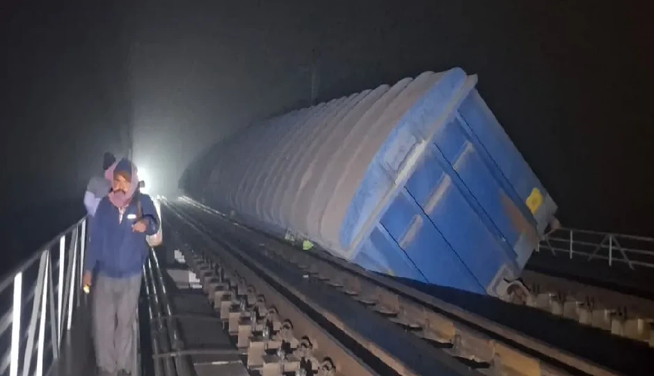 पटना–हावड़ा मेन लाइन पर मालगाड़ी के 8 डिब्बे पटरी से उतरे, आसनसोल मंडल ने यात्रियों के लिए जारी किए हेल्पलाइन नंबर