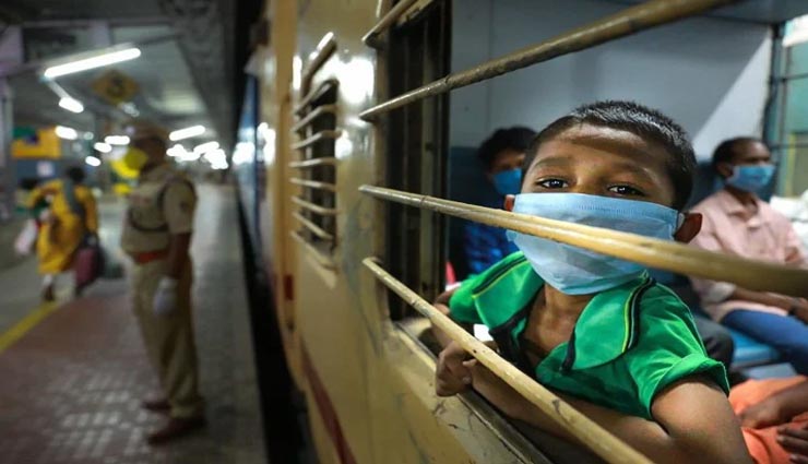 बाकि सभी खिडकियों से अलग क्यों होती हैं ट्रेन की यह खिड़की, जानें हैरान करने वाली वजह