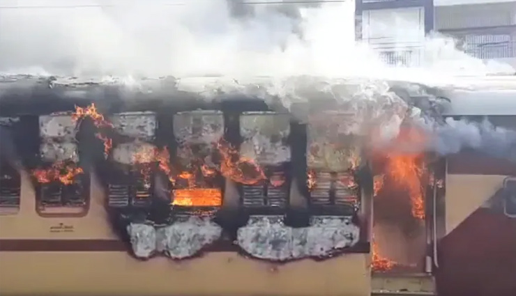 बिहार-यूपी में  लगातार तीसरे दिन छात्रों का बवाल, गया में पैसेंजर ट्रेन में लगाई आग, स्टेशन पर पथराव