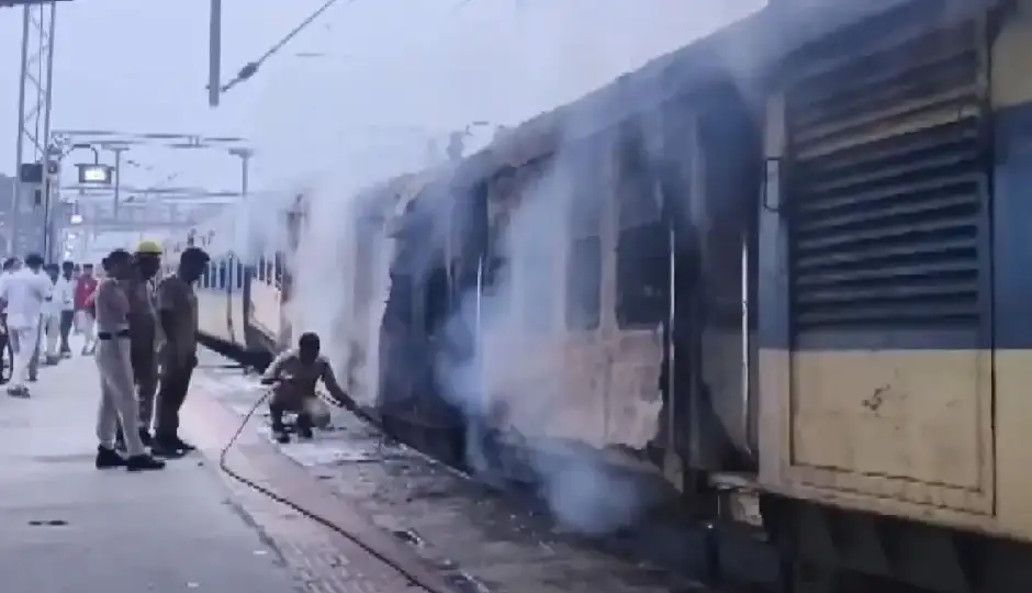सहरसा में पैसेंजर ट्रेन के इंजन और कोच में भीषण आग, धू-धूकर जला डिब्बा; समय रहते सुरक्षित निकाले गए यात्री