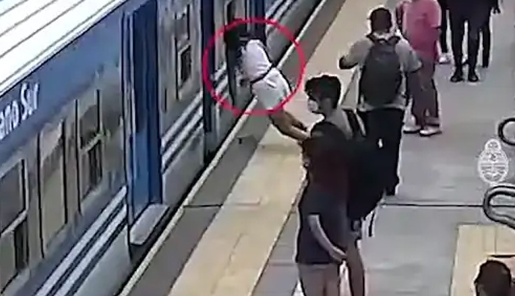 चलती ट्रेन के नीचे से जिंदा बची महिला, बोली - ऐसा लगा जैसे दूसरा जन्म हुआ; देखें वीडियो