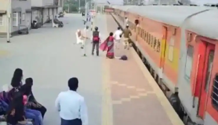 चलती ट्रेन से कूद गई महिला और फिर जो हुआ देखें इस रोंगटे खड़े कर देने वाले वीडियो में...
