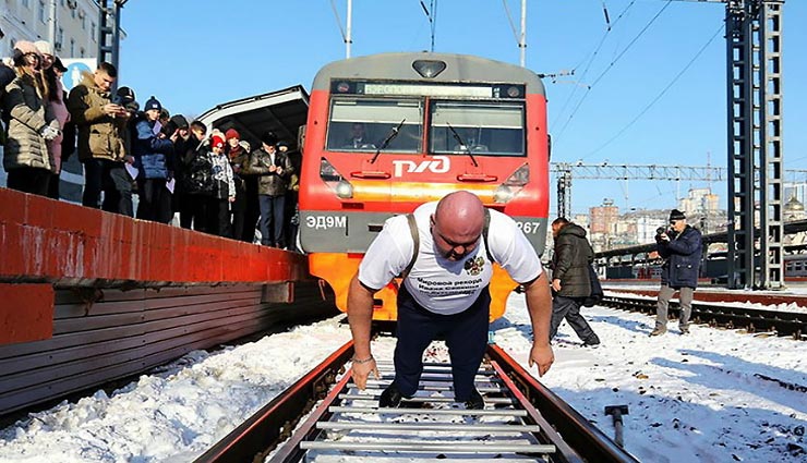 अपनी होने वाली पत्नी को इम्प्रेस करने के लिए इस शख्स ने खिंची 218 टन वजनी ट्रेन, बना वर्ल्ड रिकॉर्ड