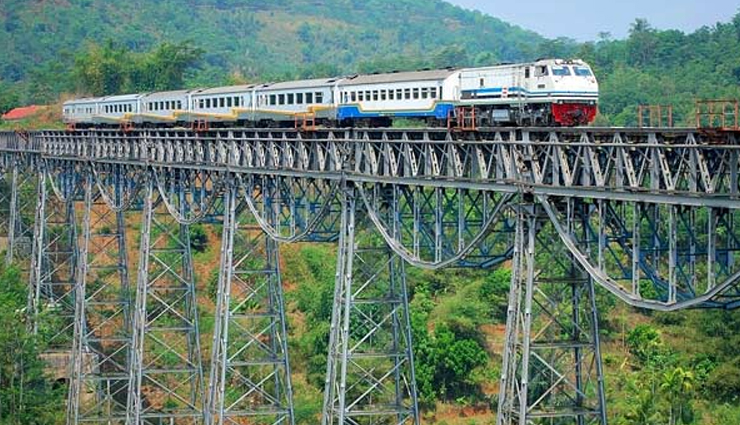 train routes in the world,beautiful train routes,konkan railway,india,rocky mountaineer,canada,argo gede train railroad,indonesia,jungfrau railway,switzerland,rovos rail,south africa,kuranda scenic railway,australia