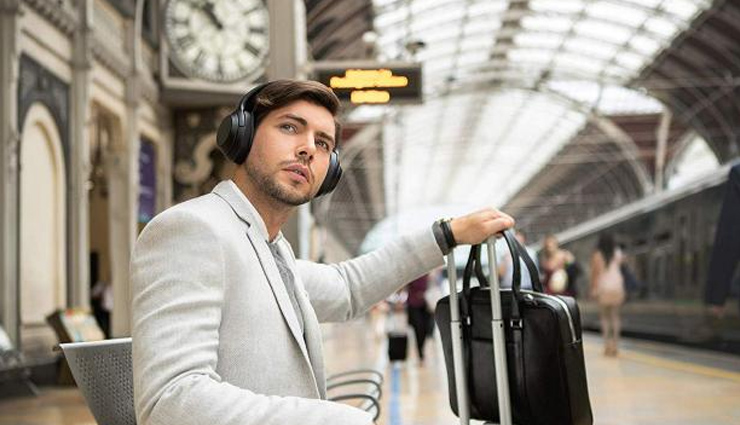 5 Travel Essentials Every Men Must Carry
