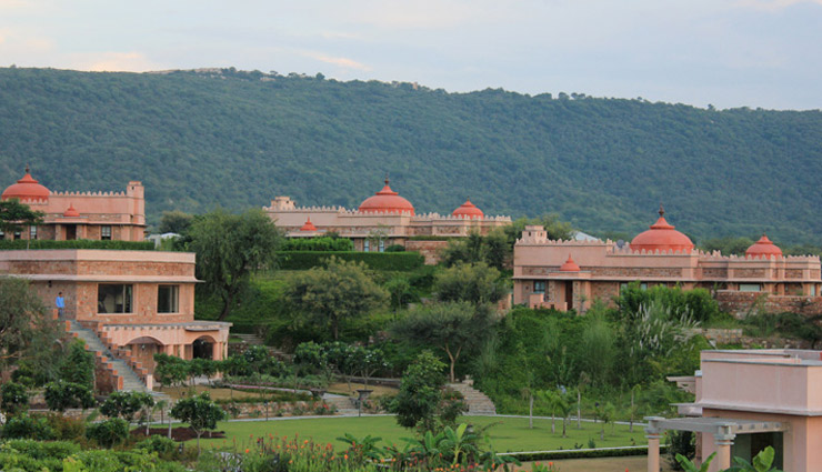 hotels in india for pets,hotels where pets are allowed in india,pet friendly hotels in india,indian hotels,arco iris homestay,curtorim,goa,the four seasons,mumbai,fraser suites,new delhi,camp della resort,lonavala,maharashtra,tree of life resort & spa,jaipur