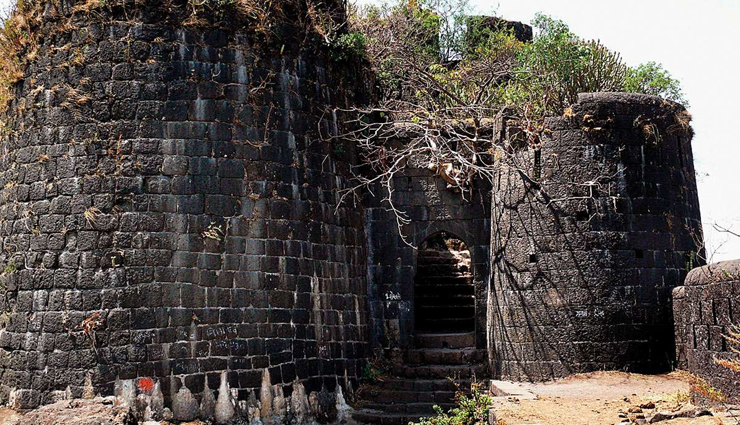 trekking near pune,pune,trekking places,india,purandar fort,tikona fort,rajmachi trek,mahuli fort trek,sudhagad fort trek